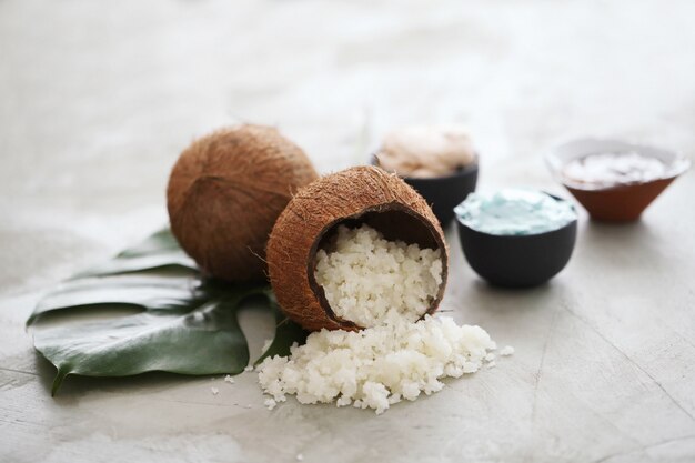 noix de coco sur une surface en marbre clair