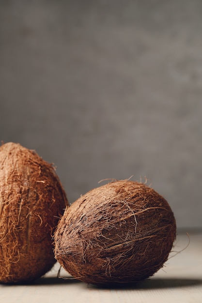 Noix de coco sur table en bois