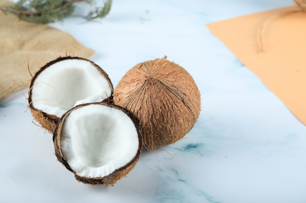 Noix de coco tropicale brune entière poilue cassée et entière