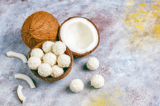 Noix de coco et truffes au chocolat blanc avec demi-noix de coco