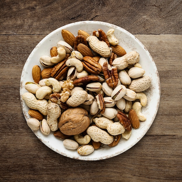 Noix mélangées dans un bol à plat