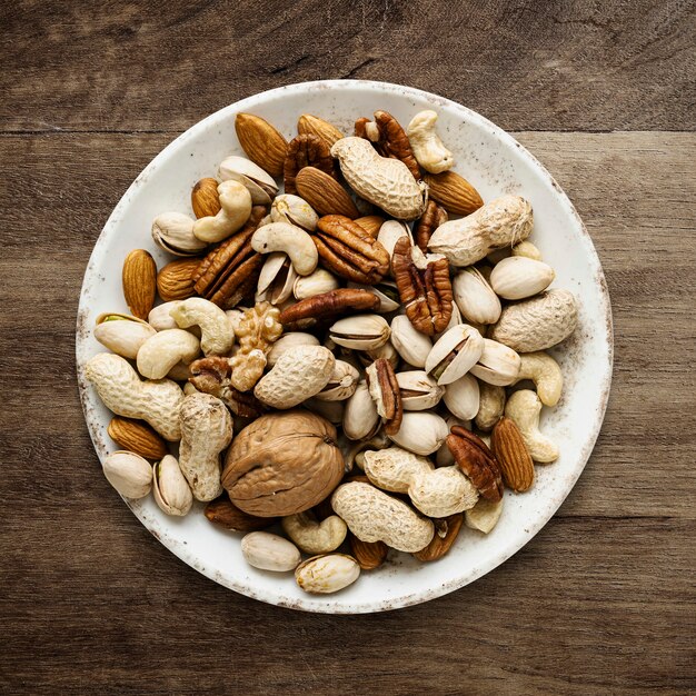 Noix mélangées dans un bol à plat