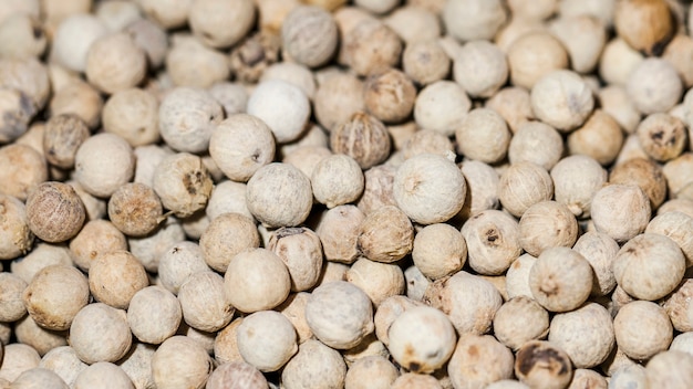 Noix naturelles sur le marché à la vente