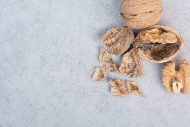 Photo gratuite noix et noyaux de noix sur fond bleu. photo de haute qualité