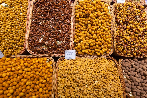 Photo gratuite noix sucrées au marché espagnol