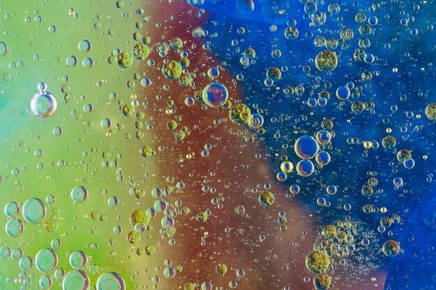 De nombreuses bulles d&#39;eau sur le fond texturé peint