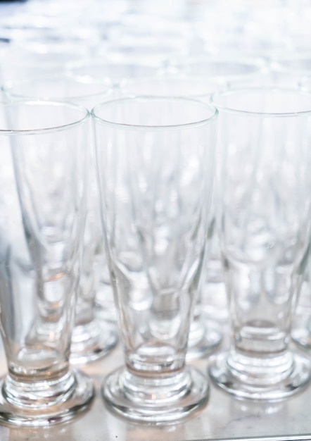 De nombreux verres vides en ligne