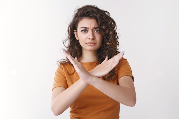 Non impressionné déçu jolie petite amie arménienne cheveux bouclés froncer les sourcils contrarié faire des bras croisés ne jamais s'arrêter assez de geste faire interdiction signe interdit, offre déclinante