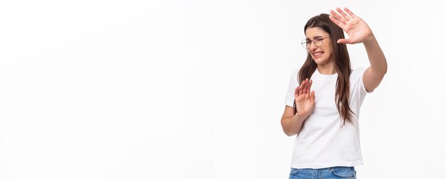 Non s'il vous plaît ne me blessez pas portrait de jeune femme dégoûtée réticente et affligée tirant les mains dans