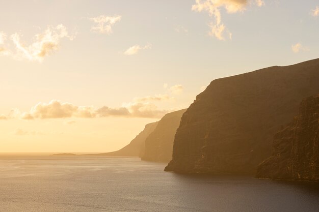 Énorme falaise sur le coucher de soleil en bord de mer