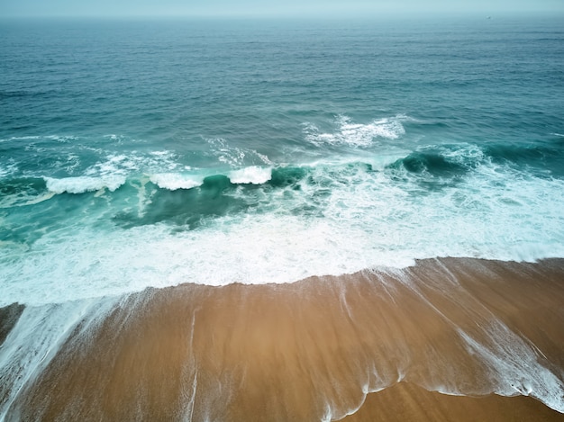 Photo gratuite north beach et l'océan à nazare portugal