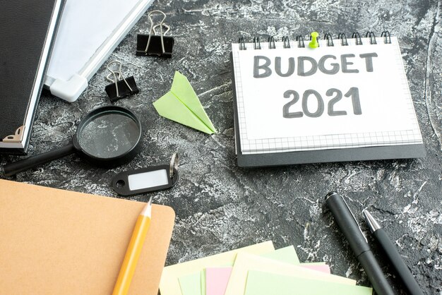 Note de budget vue de face avec des stylos sur fond gris