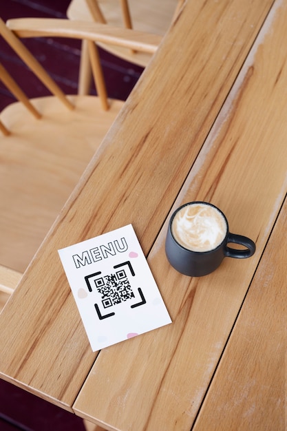 Photo gratuite note de code qr à angle élevé et tasse à café