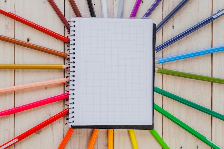 Photo gratuit notepad page et crayons