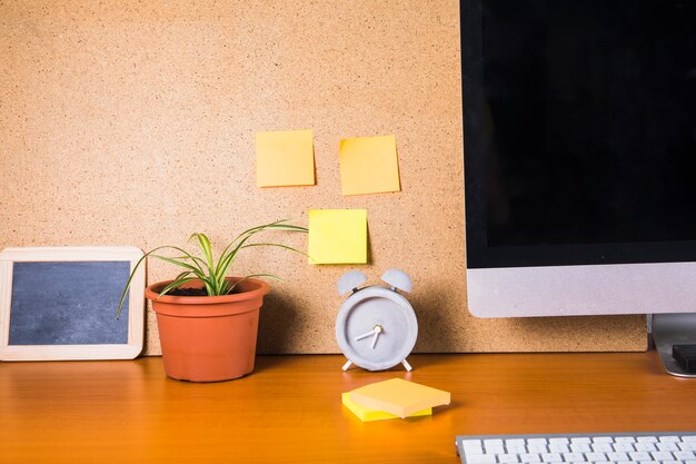 Notes autocollantes et décorations de table près du moniteur