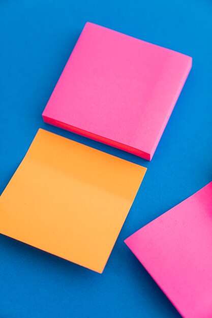 Notes de papier en deux couleurs