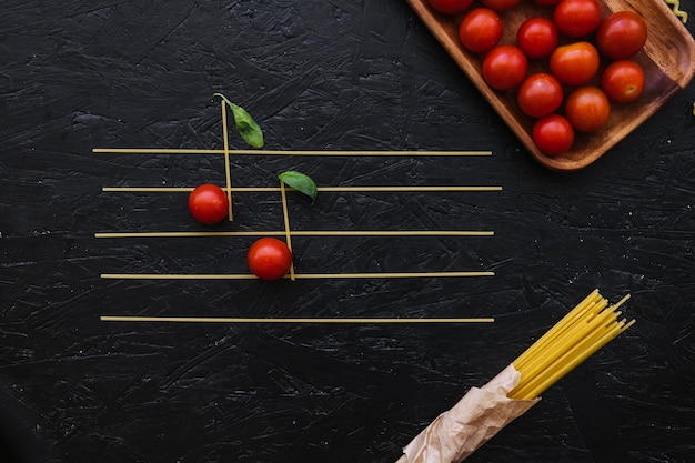 Notes de pâtes et de tomates