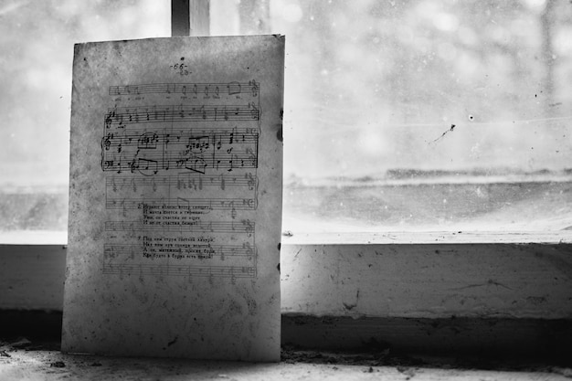 Notes de piano sur un vieux papier près d'une fenêtre