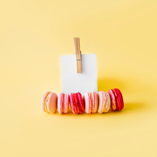 Notez et épinglez près des macarons