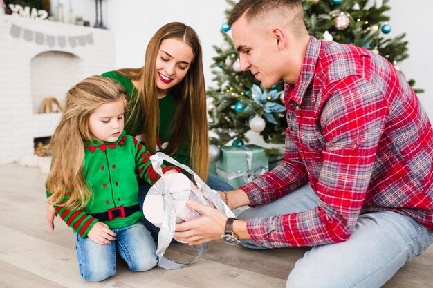 Notion de famille et de Noël avec les parents et la fille