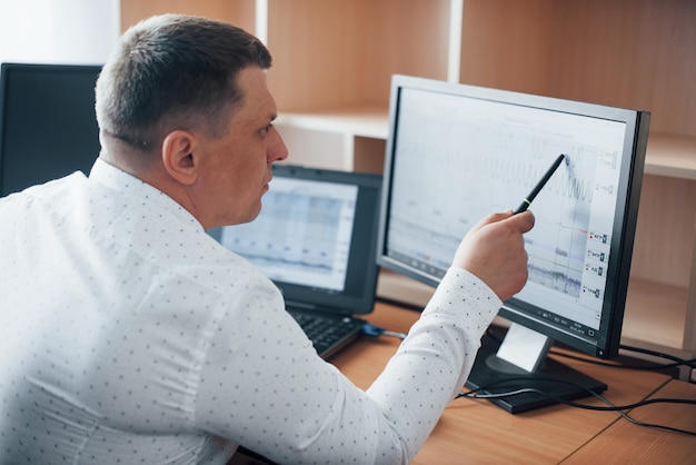 Photo gratuite notre client n'était pas complètement honnête. l'examinateur polygraphique travaille dans le bureau avec l'équipement de son détecteur de mensonge