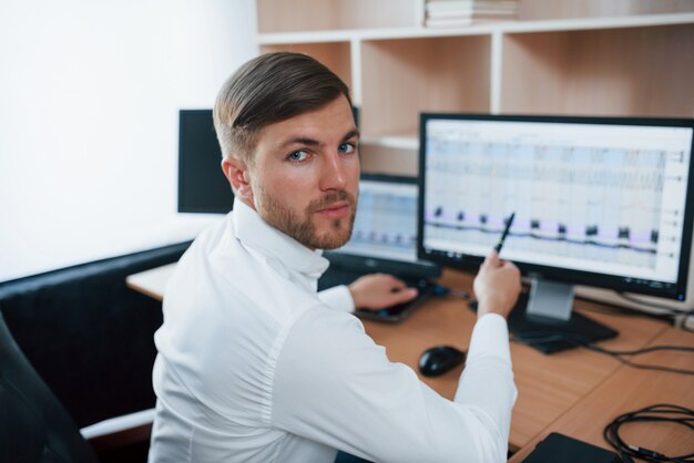 Notre méfiant ment. L'examinateur polygraphique travaille dans le bureau avec son équipement de détecteurs