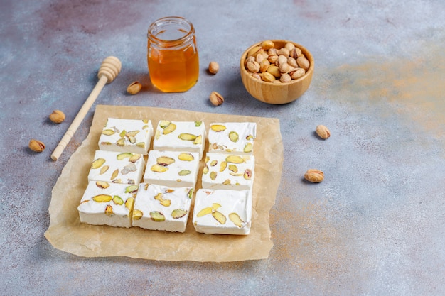 Nougat bio fait maison avec du miel, pistache, vue de dessus