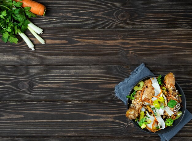 Nouilles à l'asiatique avec légumes, poulet et sauce teriyaki