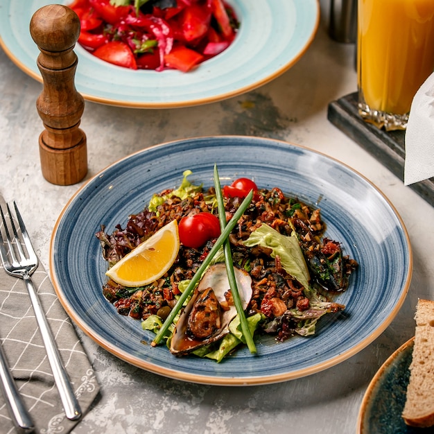 Nouilles chinoises aux légumes sur la table