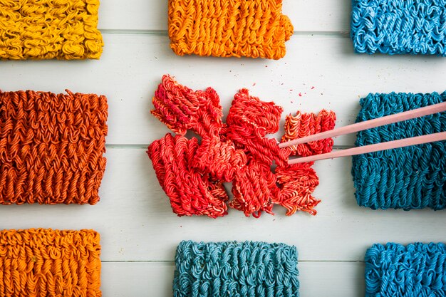 Nouilles colorées ramen vue de dessus et baguettes colorées