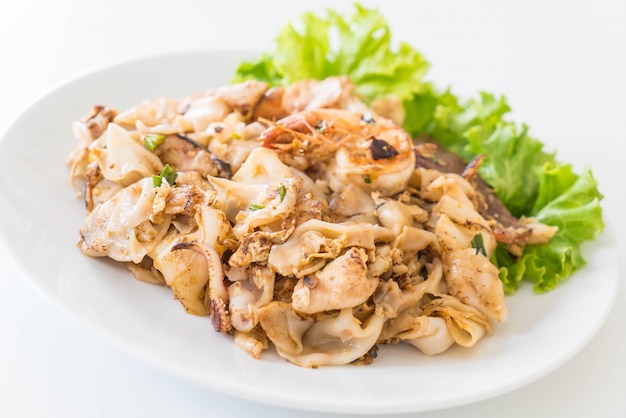 Nouilles de farine de riz fraîchement frites avec de la viande et des œufs mélangés