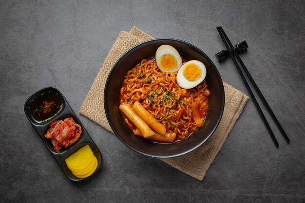 Nouilles instantanées coréennes et tteokbokki à la sauce épicée coréenne, cuisine ancienne