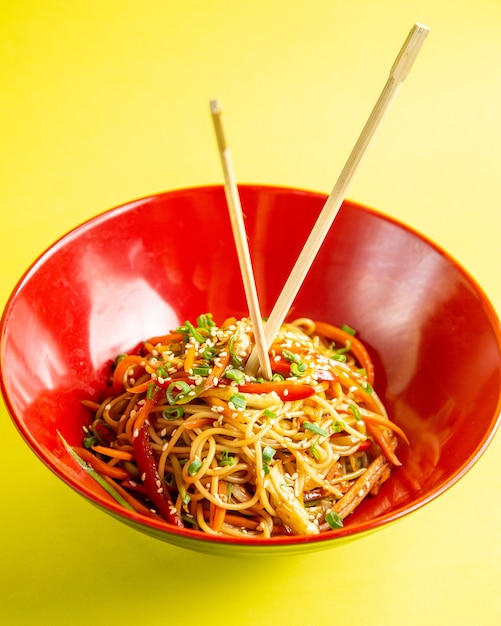 Nouilles japonaises, à, légumes, vue côté