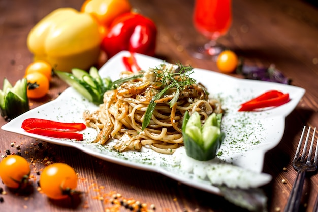 Nouilles avec légumes et concombre de maïs et poivron