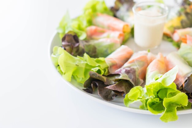 Photo gratuite nouilles de légumes frais rouleau de printemps, régime alimentaire, nourriture propre, salade