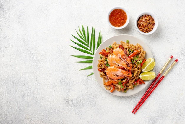 Nouilles plates avec légumes et crevettes avec espace de copie