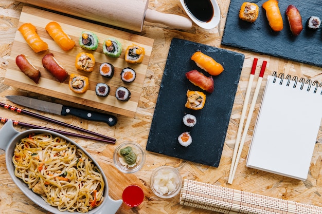 Nouilles près de sushi et cahier