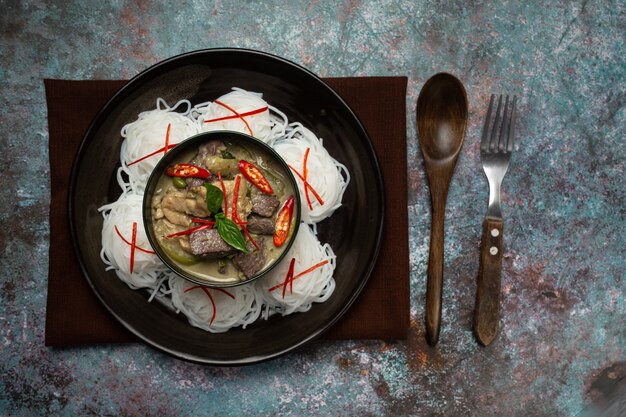 Nouilles de riz, poulet au curry vert, nourriture thaïe au lait de coco.