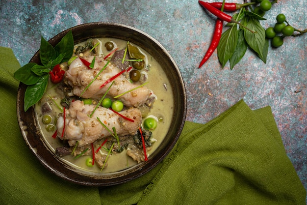 Nouilles de riz, poulet au curry vert, nourriture thaïe au lait de coco.