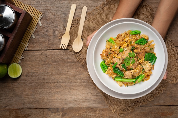 Nouilles sautées au porc à la sauce soja et aux légumes