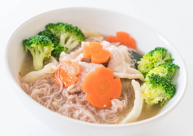 Nouilles de style thaïlandais frites en sauce sauce avec du porc mariné et du brocoli chinois