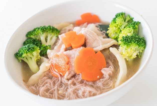 Nouilles de style thaïlandais frites en sauce sauce avec du porc mariné et du brocoli chinois