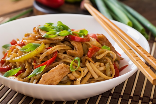 Nouilles Udon au poulet et poivrons. cuisine japonaise