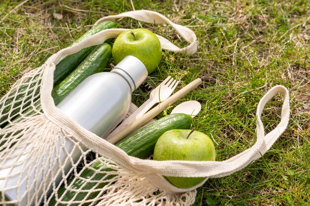 Nourriture en angle élevé dans un sac réutilisable sur l'herbe