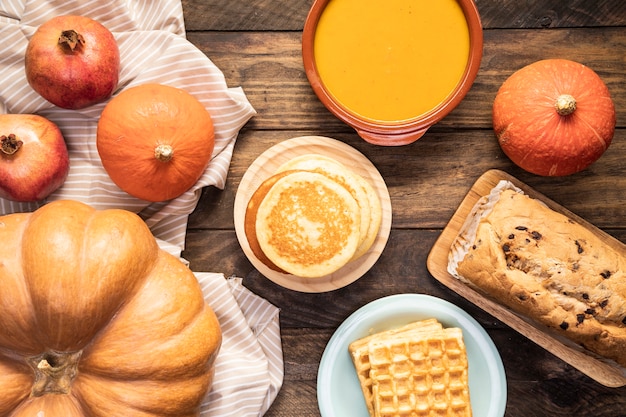 Photo gratuite nourriture d'automne sur une feuille rayée et fond en bois