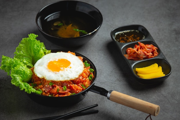 Nourriture coréenne. riz frit au kimchi servi avec œuf au plat