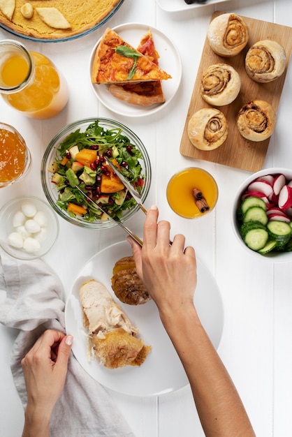 Nourriture délicieuse sur la vue de dessus de table