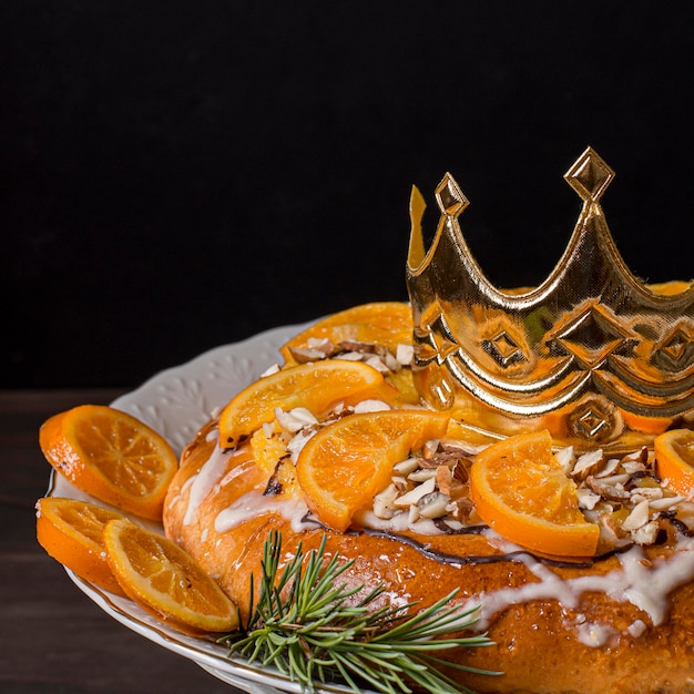 Photo gratuite nourriture du jour de l'épiphanie avec des oranges en tranches close up