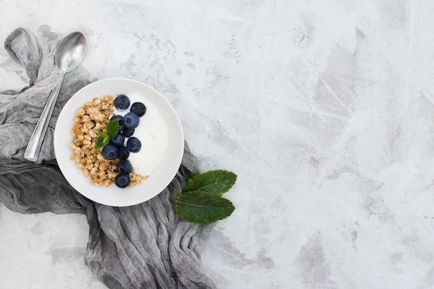 Photo gratuite nourriture du matin saine avec des fruits et du yaourt