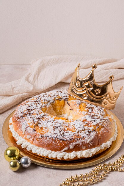 Nourriture de jour de l'épiphanie à angle élevé sur plaque dorée avec couronne